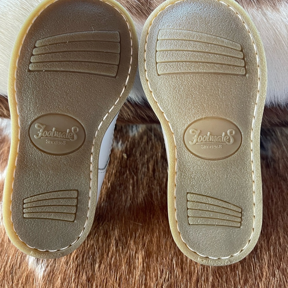 FootMates Girl's White Mary Jane Shoes - Size 7 Wide - Picture 7 of 7